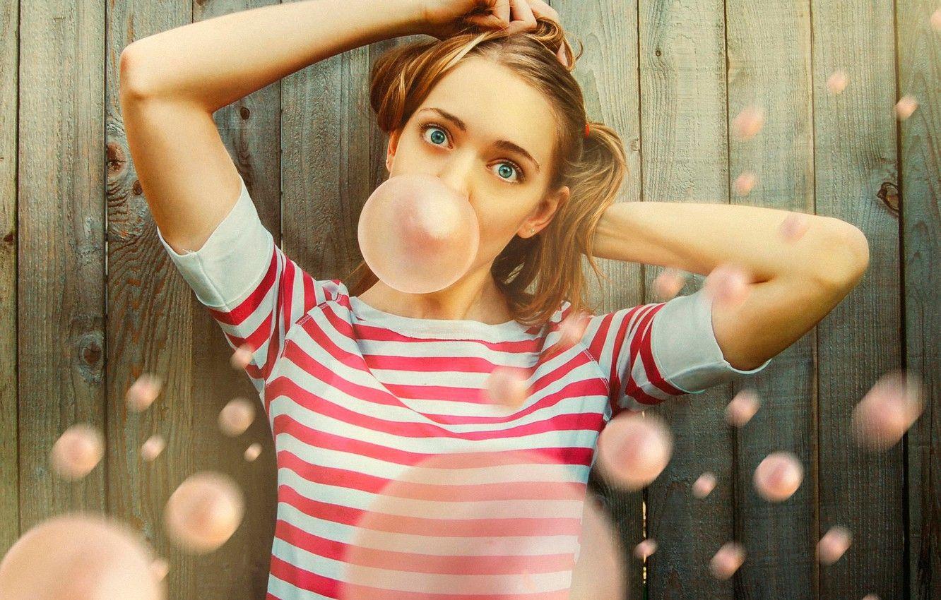 Wallpaper girl, facial expressions, chewing gum, Bubble Gum image