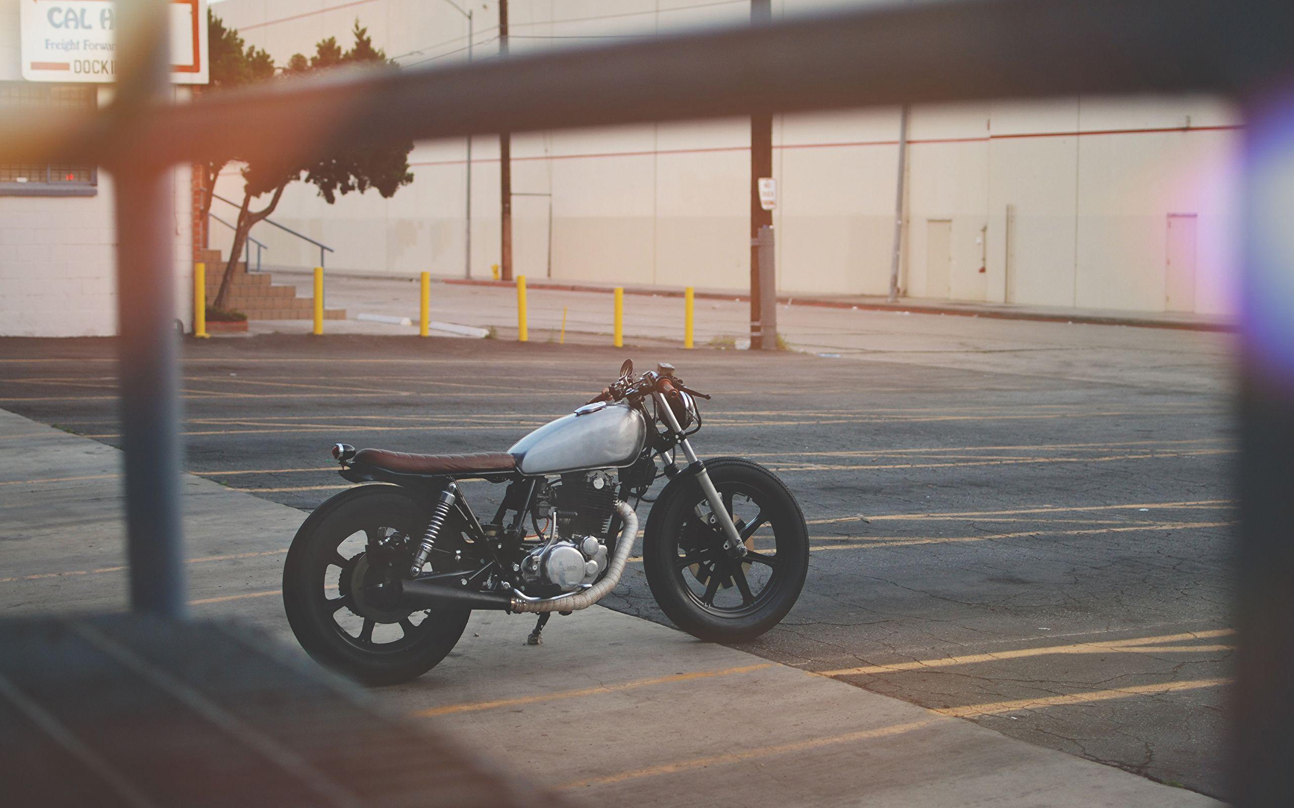 Picture Yamaha sr500 cafe racer Parking Motorcycles 2560x1600