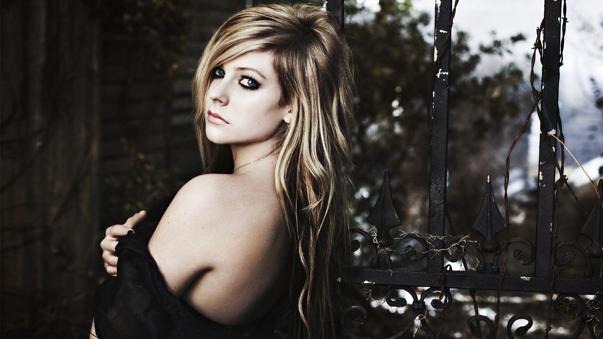 Avril Lavigne Black Wallpaper Quality