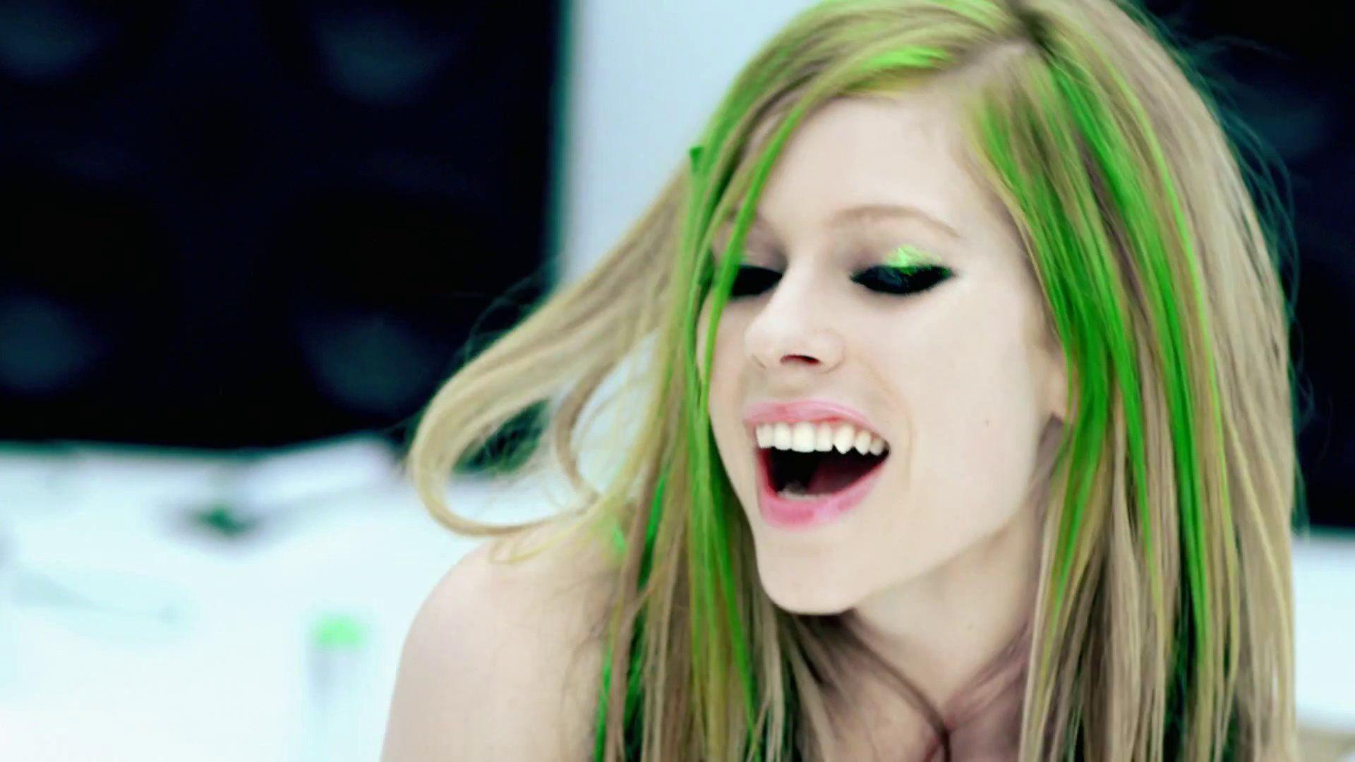 I Smile Lavigne Wallpaper