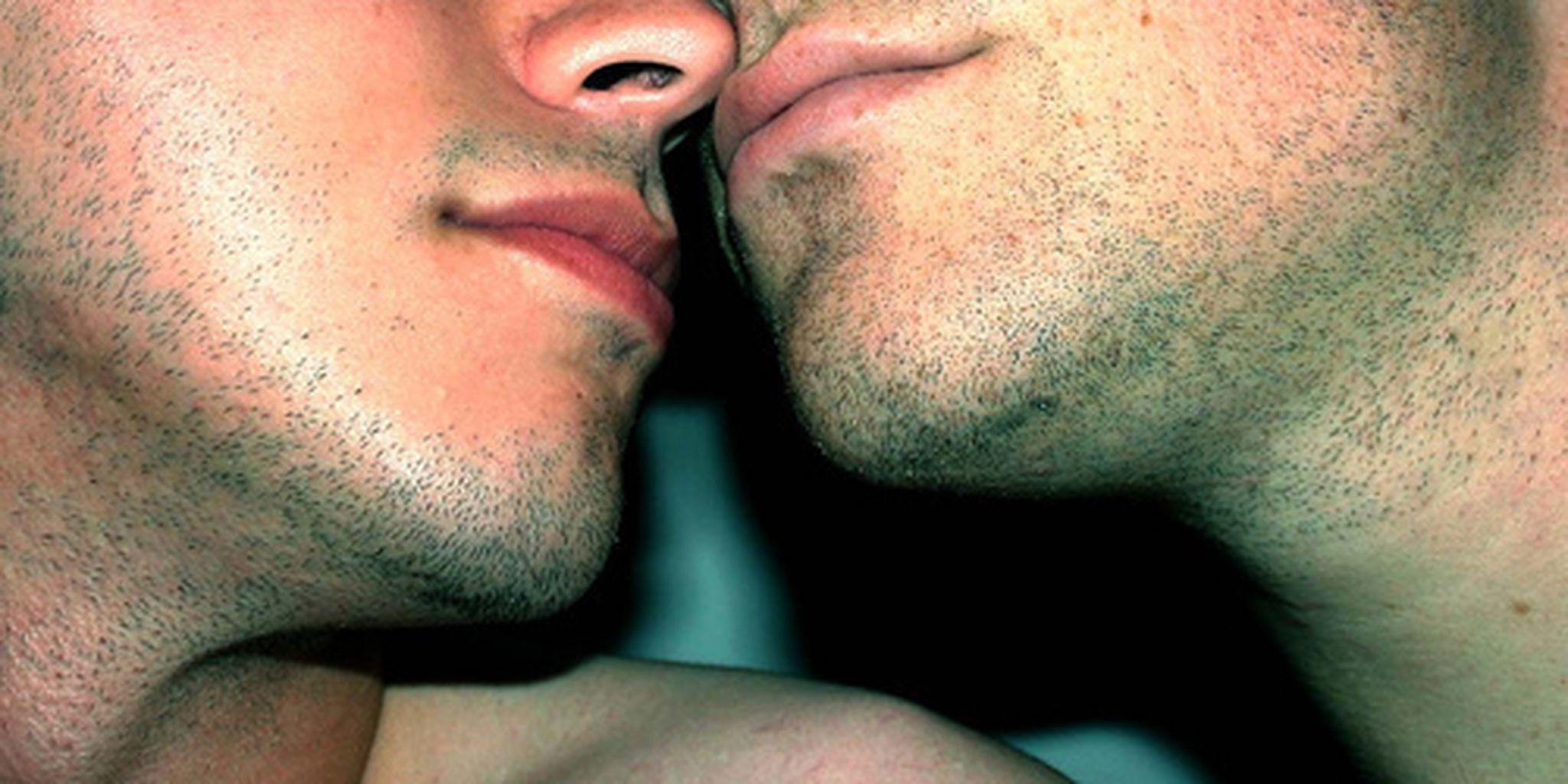 поцелуи парней гей фото 52