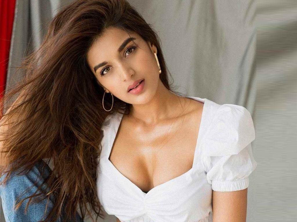 Nidhhi Agerwal HQ Wallpaper. Nidhhi Agerwal Wallpaper