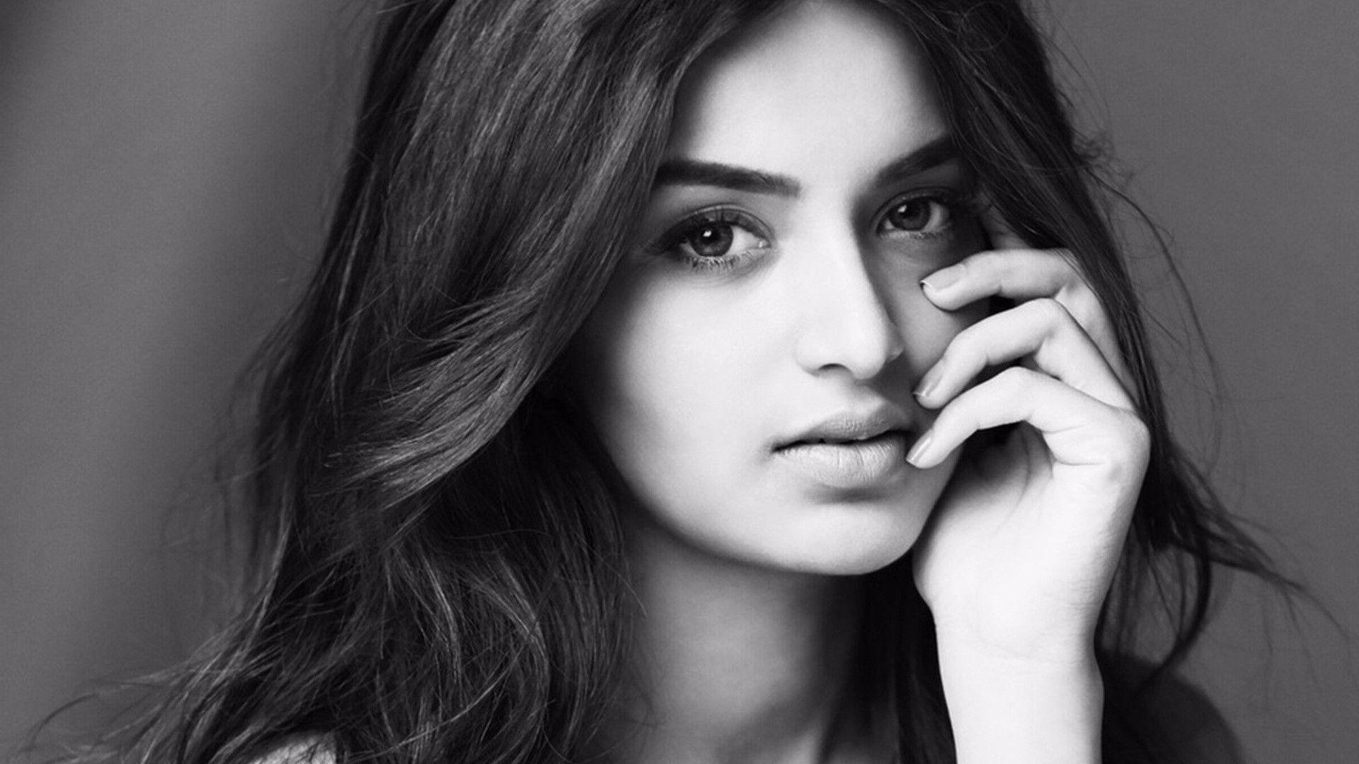 Nidhhi Agerwal Wallpaper 14077