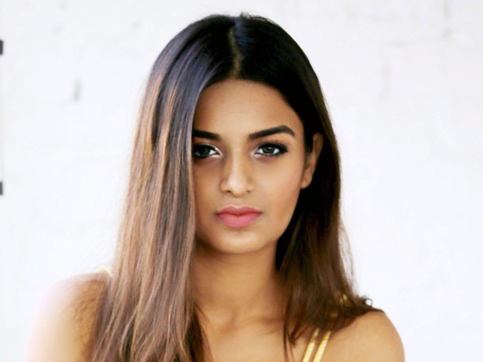 Nidhhi Agerwal Desktop Wallpaper 22026