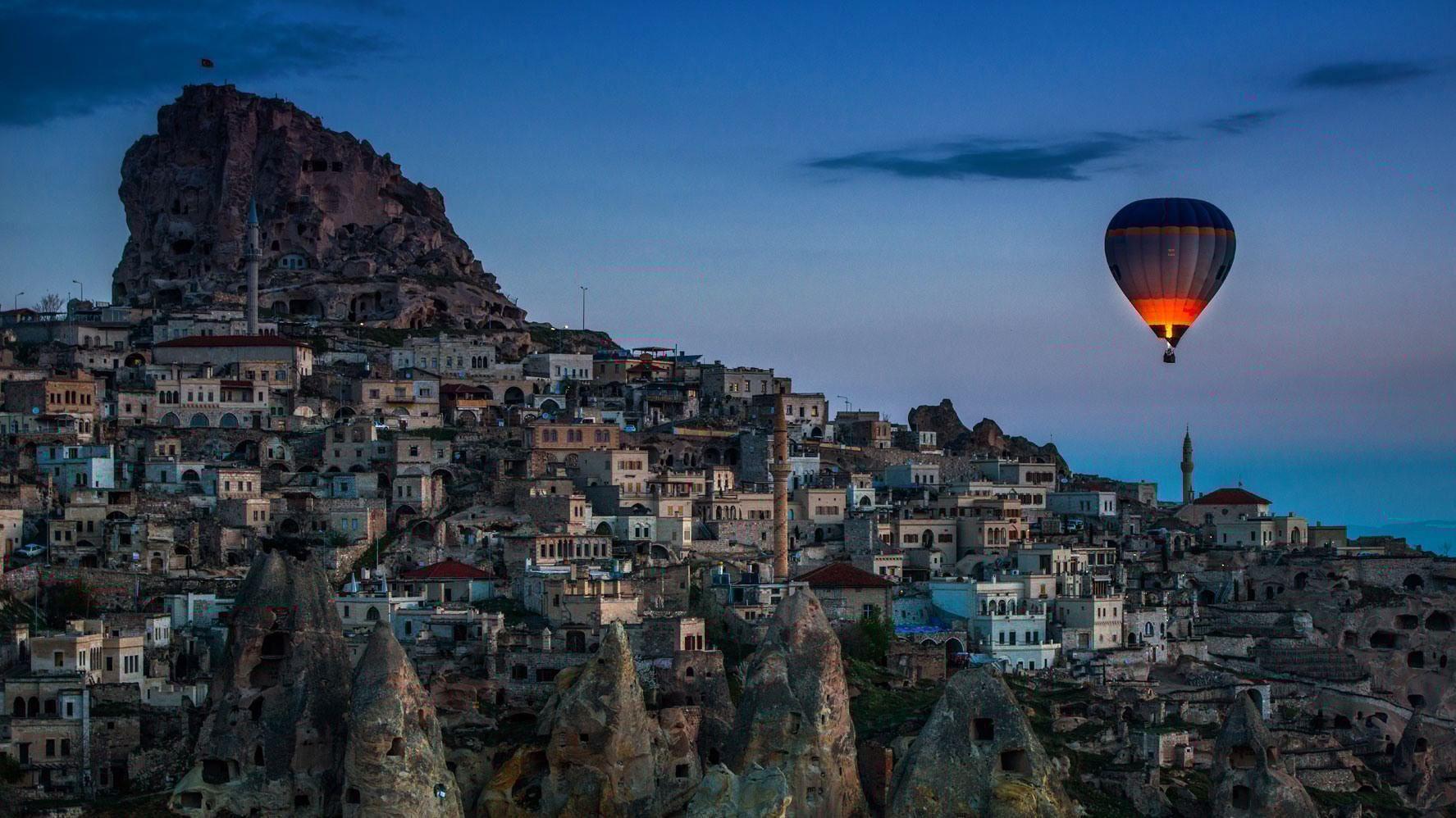 Wallpaper mountain Uchisar, houses, fires, night, Turkey, balloon