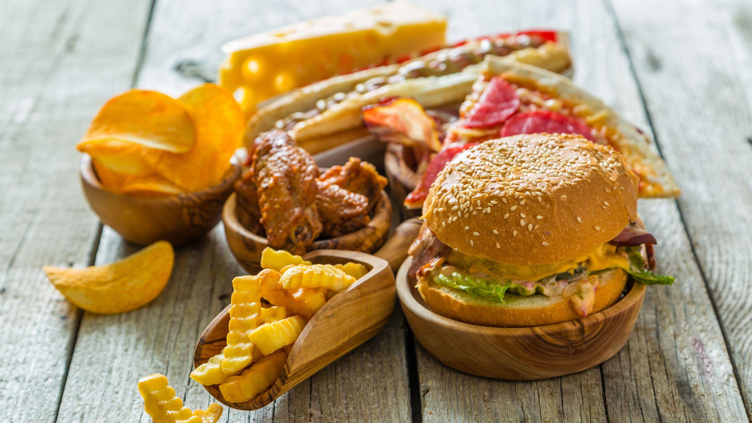 Wallpaper Hamburger finger chips Fast food Food Boards 2560x1440
