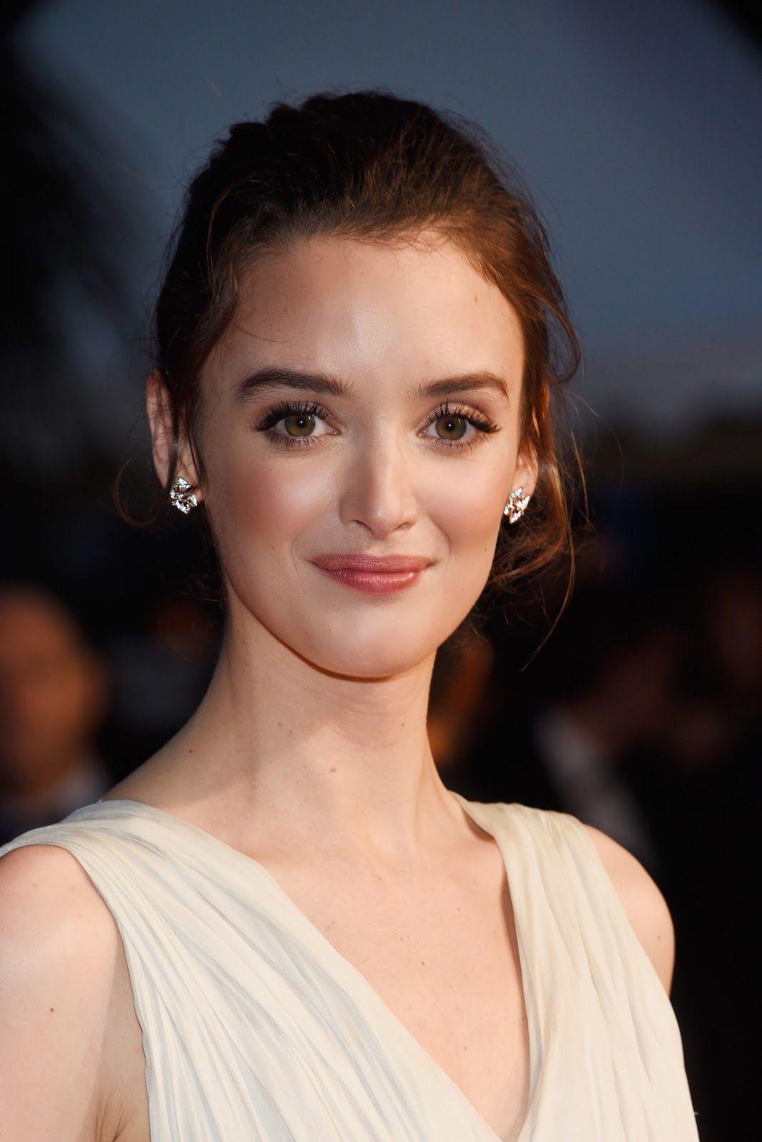Brooklyn actress Saoirse Una Ronan Full HD Image, Photo