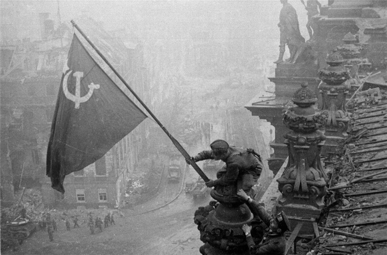 Soviet Flag In Berlin Wallpaperx891