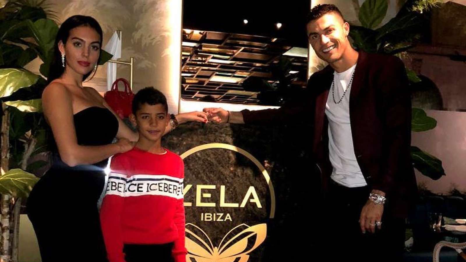 Cristiano Ronaldo and family enjoy dinner in London