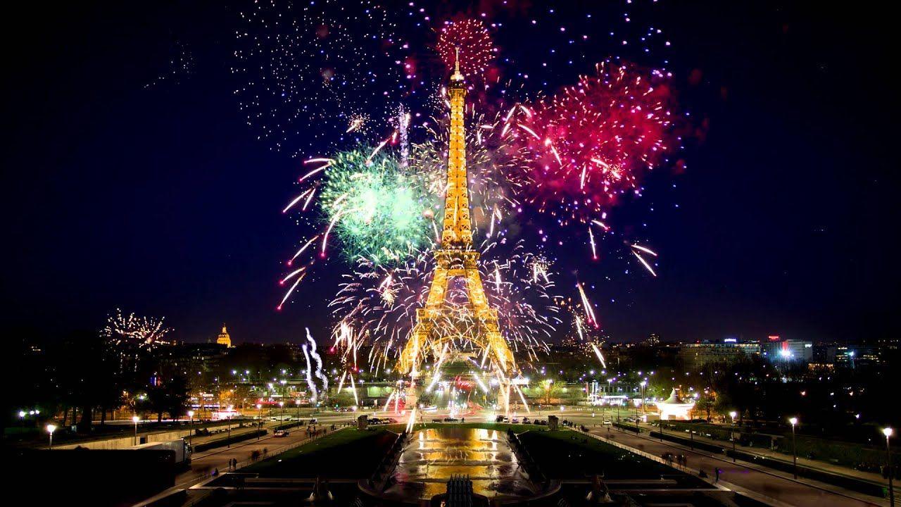 Eiffel Tower during the New Year in 4K Live Wallpaper