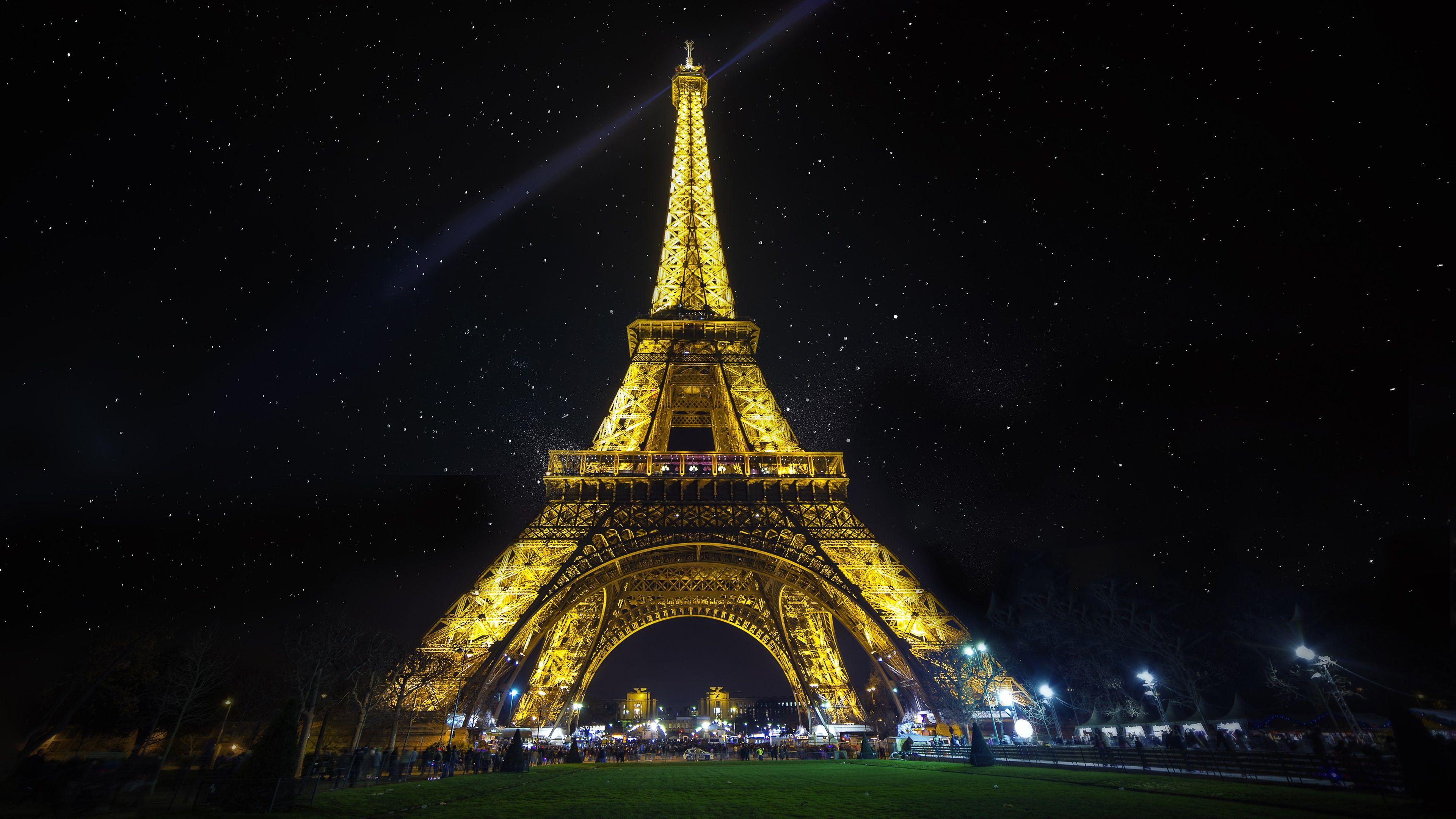 The Illuminated Eiffel Tower 4K UltraHD Wallpaper. Wallpaper Studio