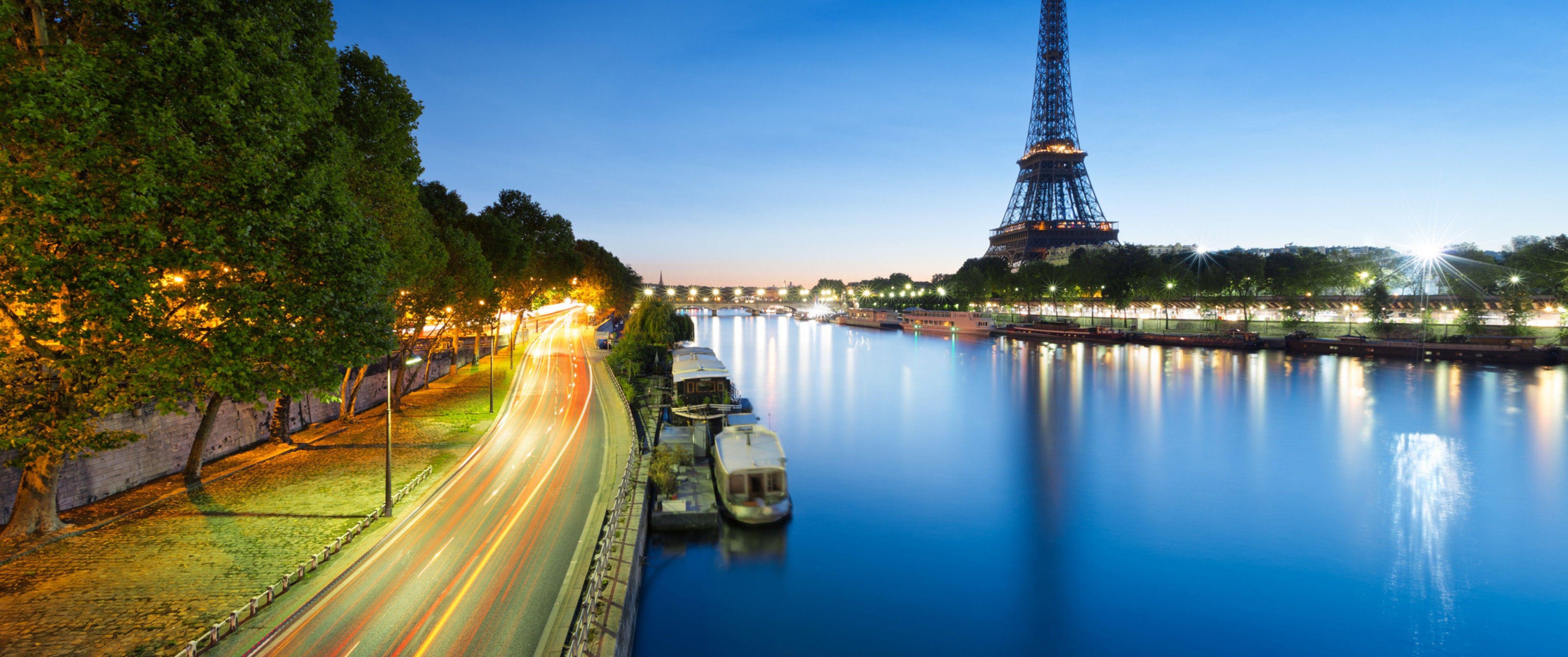 Stunning photo of the Eiffel tower 4K Cropped