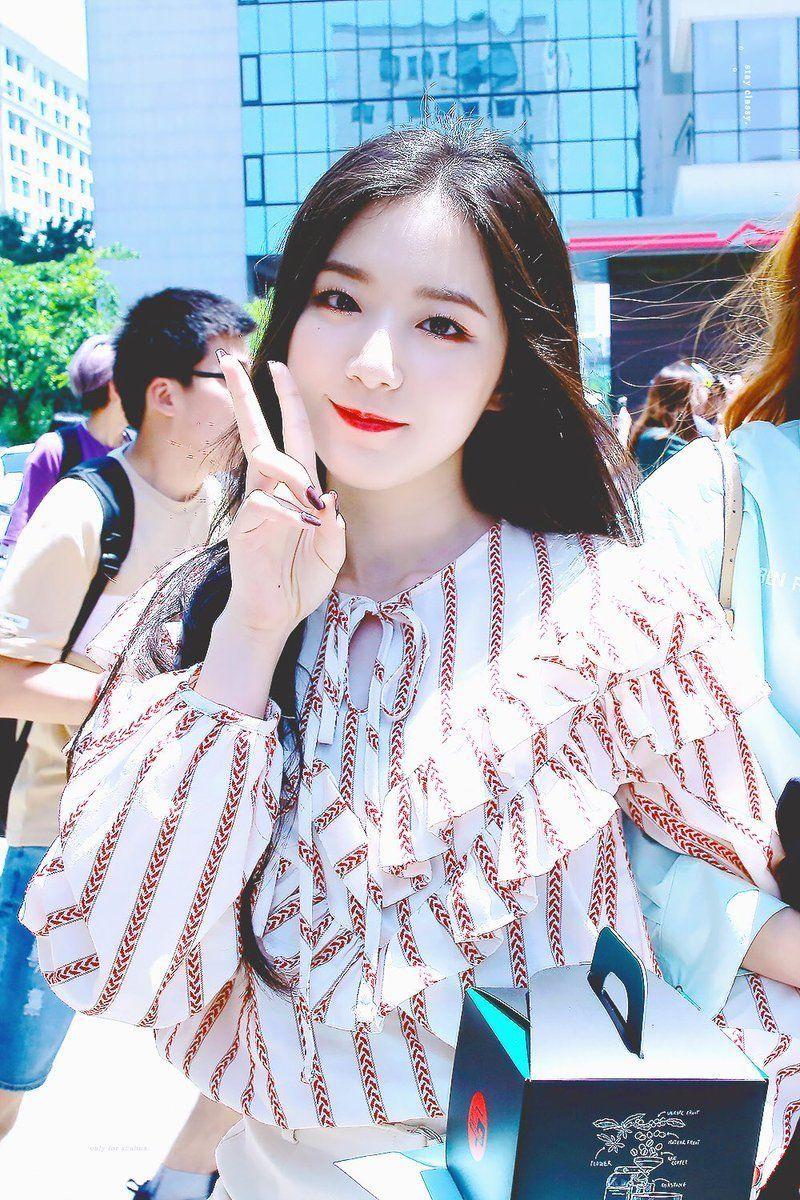 Shuhua. Korean Kpop Fashion And MakeUp<3. Bias Wrecker, Kpop, Nayeon