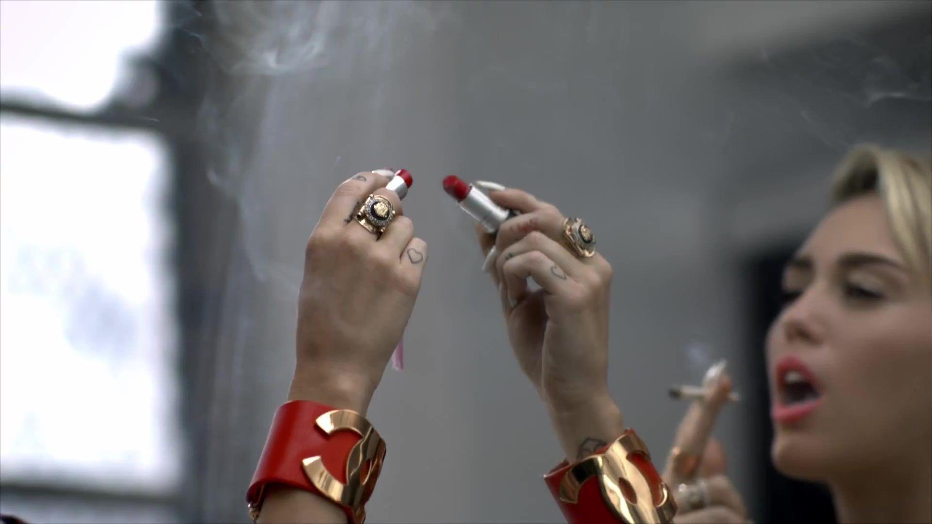 Miley Cyrus in the mirror reflection wallpaper and image