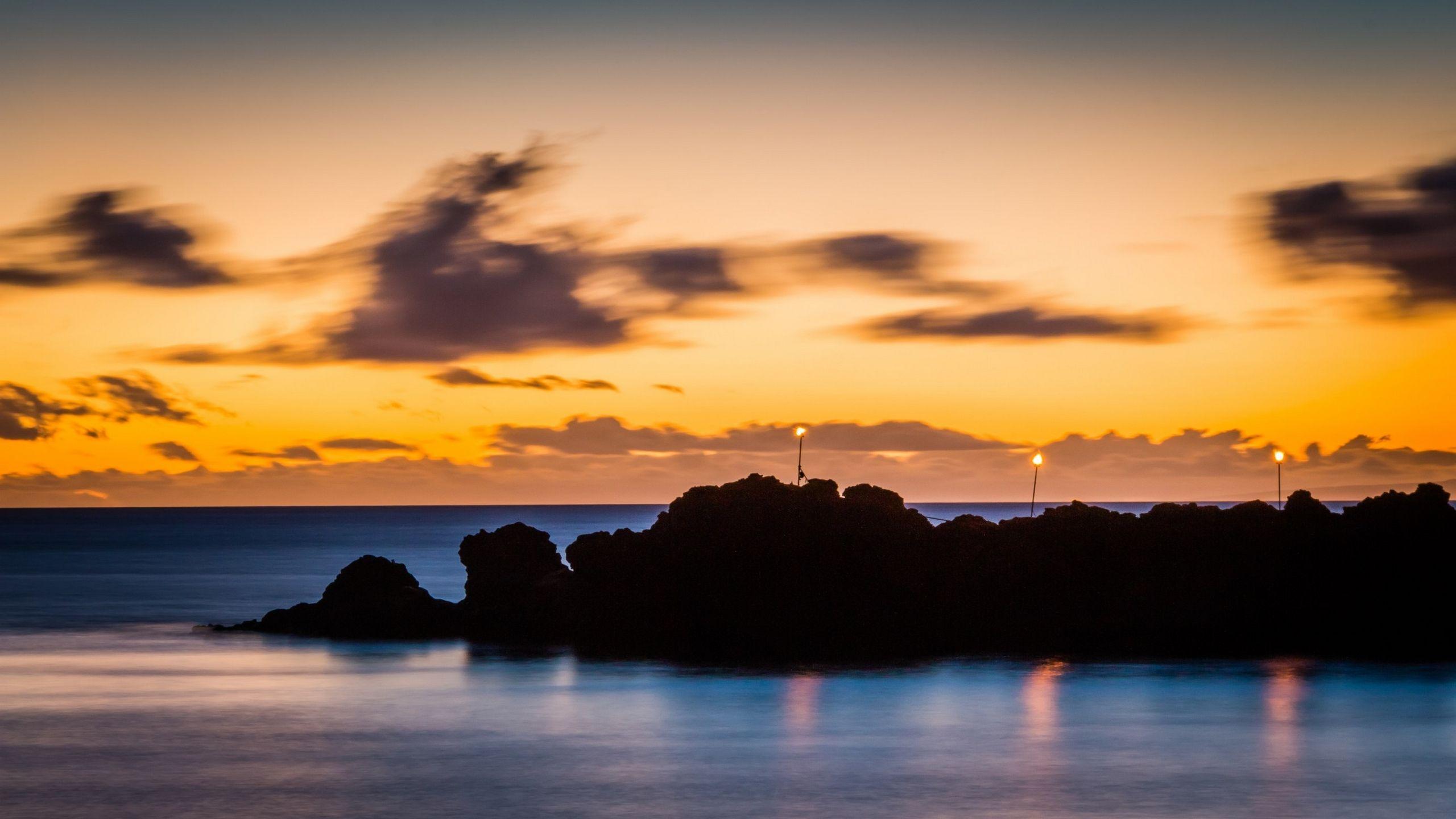 Sunset over Black Rock at Kaanapali Beach Hawaii [2560x1440]