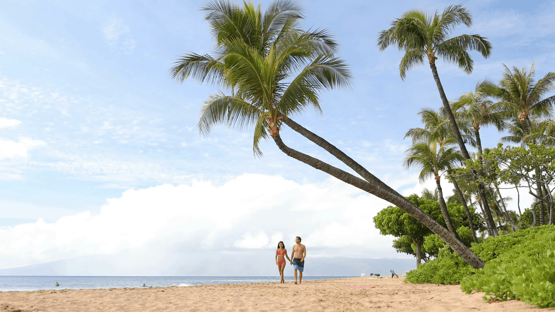 Hawaii beach vacation couple walking lifestyle. Kaanapali