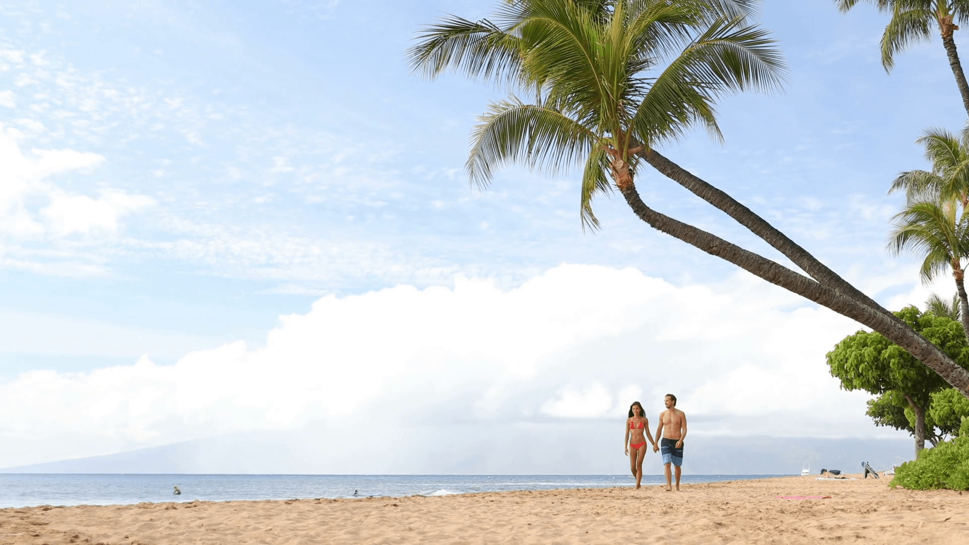 Hawaii beach vacation couple walking lifestyle. Kaanapali