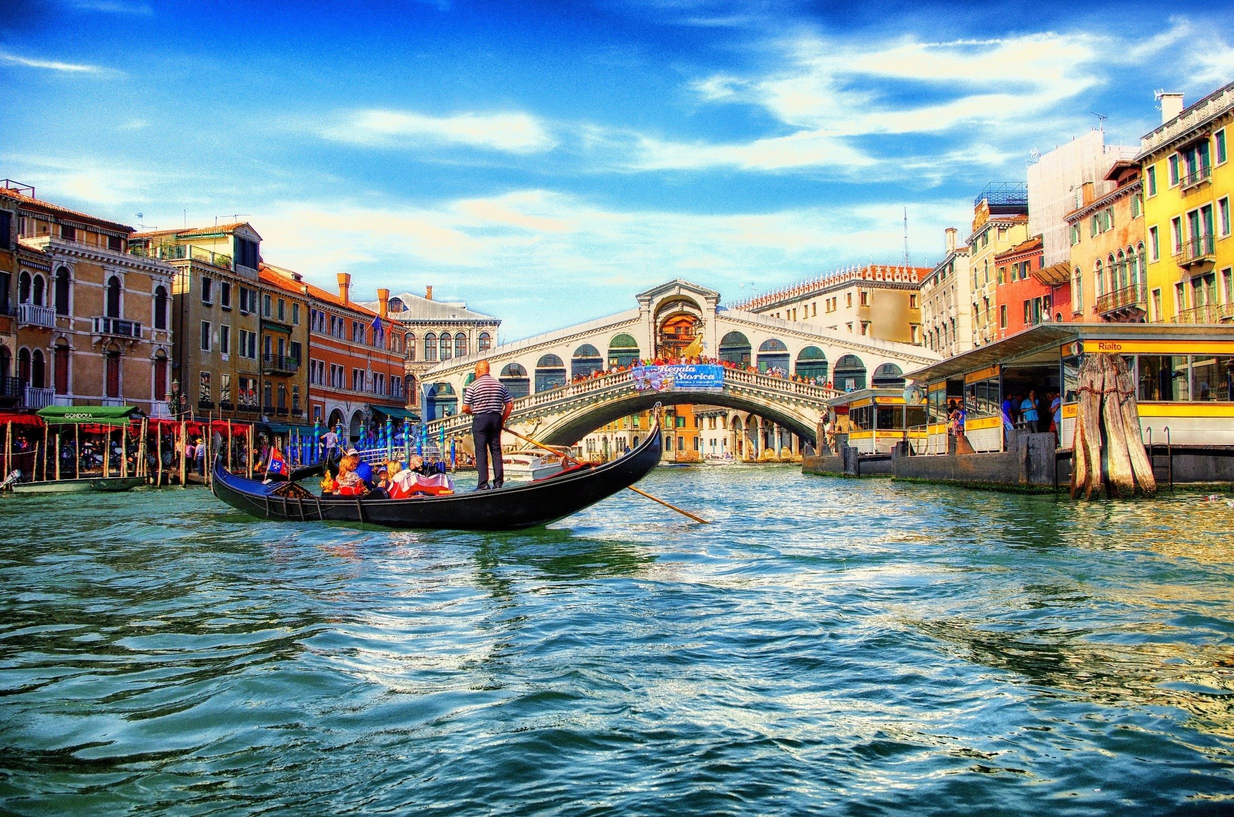 Rialto Beautiful Arch Bridge in Venice City Italy Wallpaper. HD