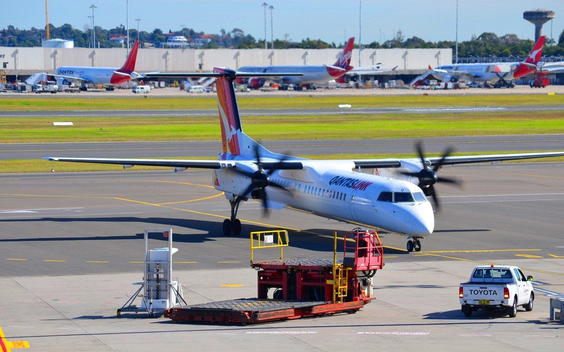 QantasLink Q400 At Sydney Airport Dash 8 Q400 HD