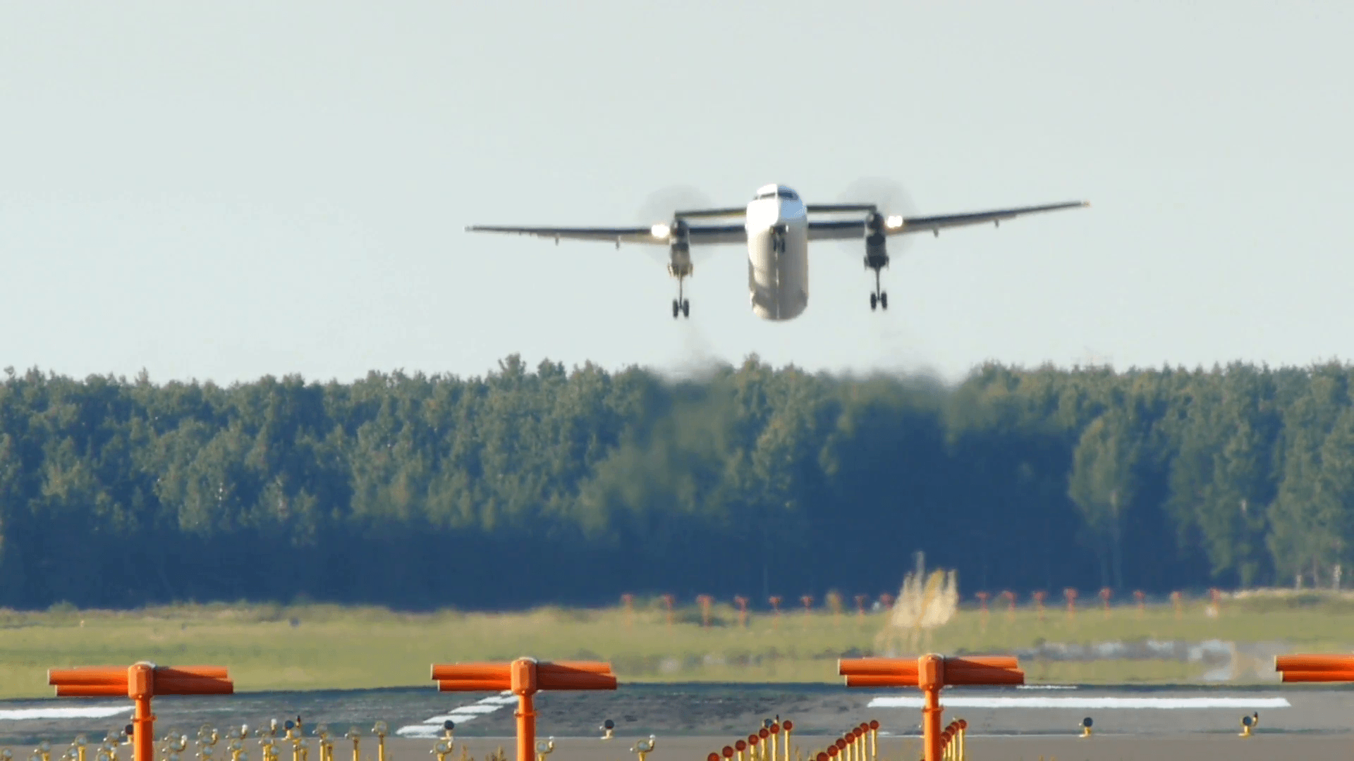 HD take off (Bombardier Dash 8 Q400) Stock Video Footage