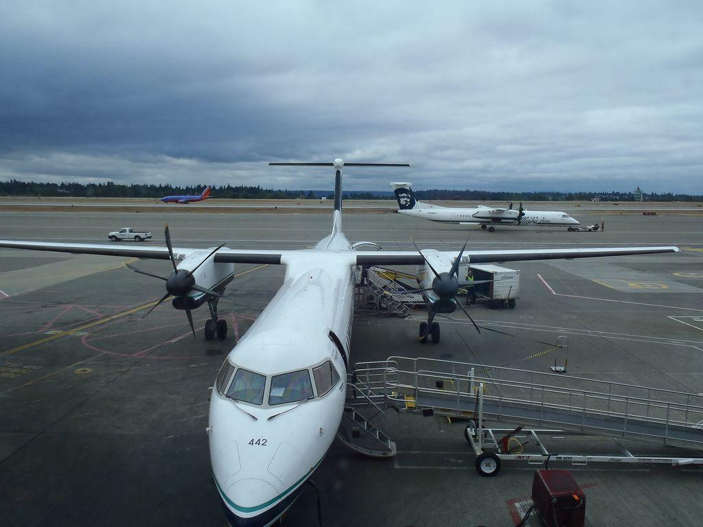 Alaska Airlines (Horizon Air) Bombardier Dash 8 Q400 plane