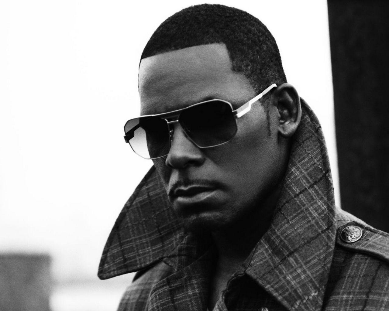 Download wallpaper 1280x1024 rkelly, glasses, coat, haircut, face