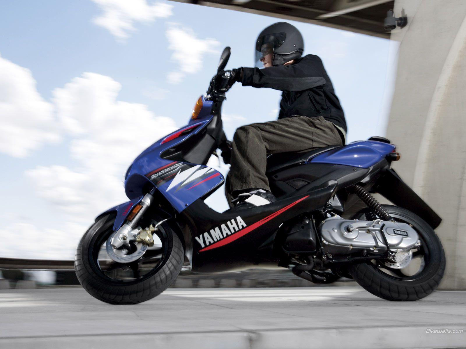 Yamaha Aerox R 1600 x 1200 wallpaper