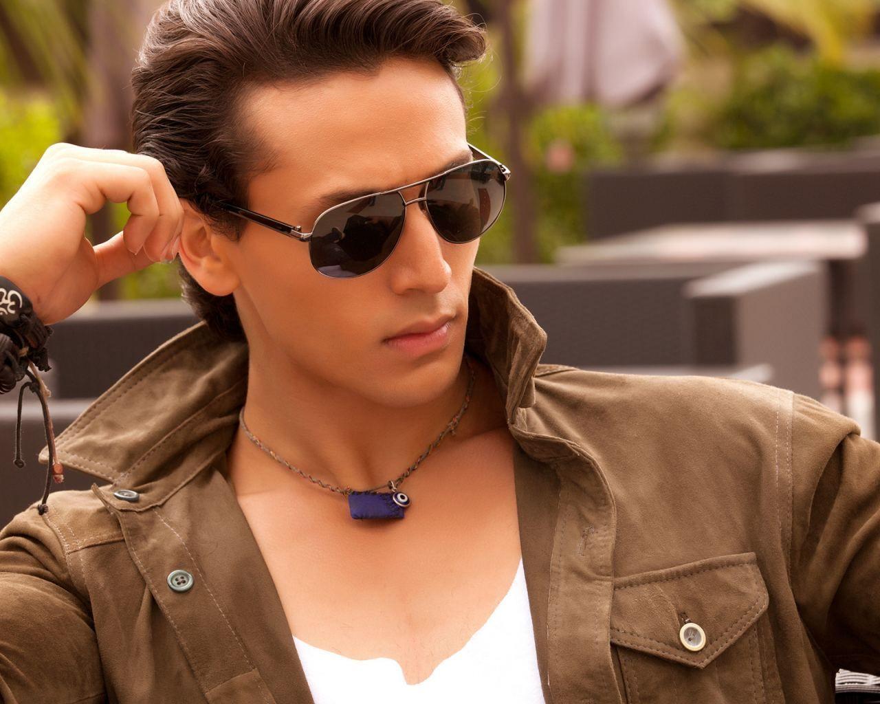 first board. Tiger shroff, Actors, Tiger