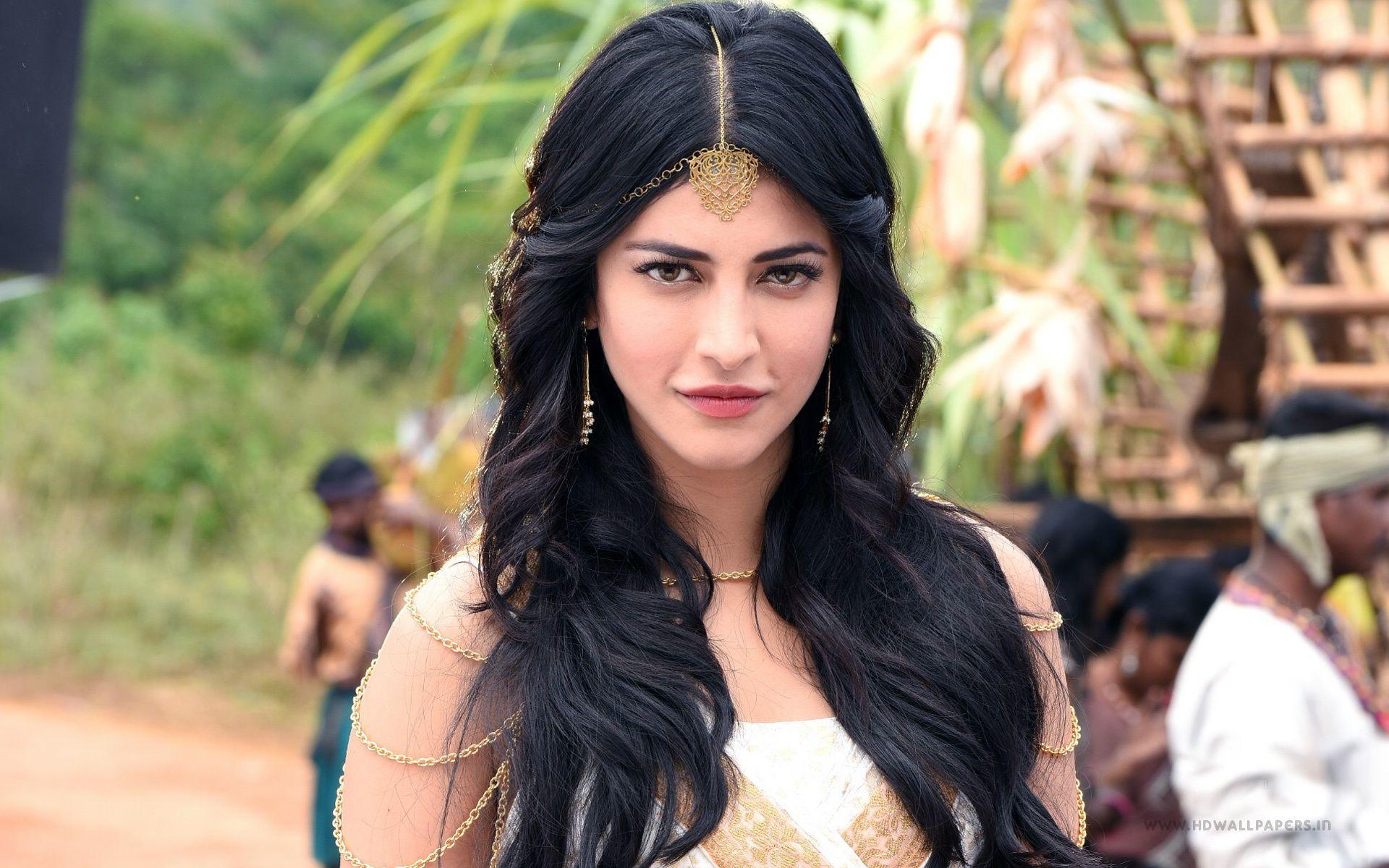 Puli Actress Shruti Haasan Wallpaper in jpg format for free download