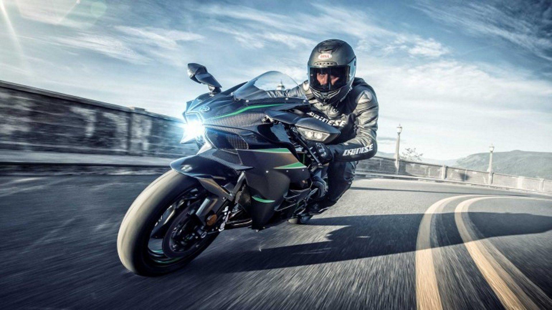 The Supercharged Kawasaki Ninja H2 Gets More Power and More Tech