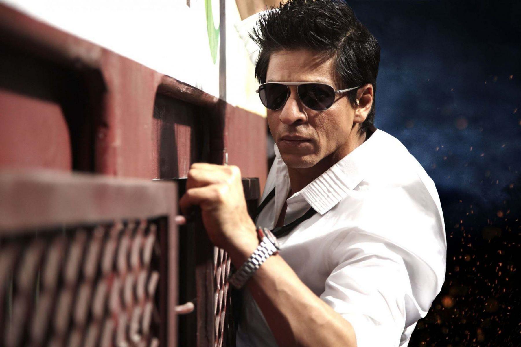 Shahrukh Khan In Action. HD Bollywood Actors Wallpaper for Mobile