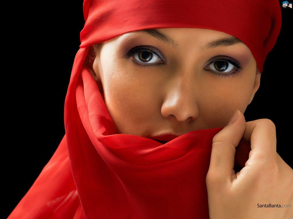 Woman In Hijab Wallpaper
