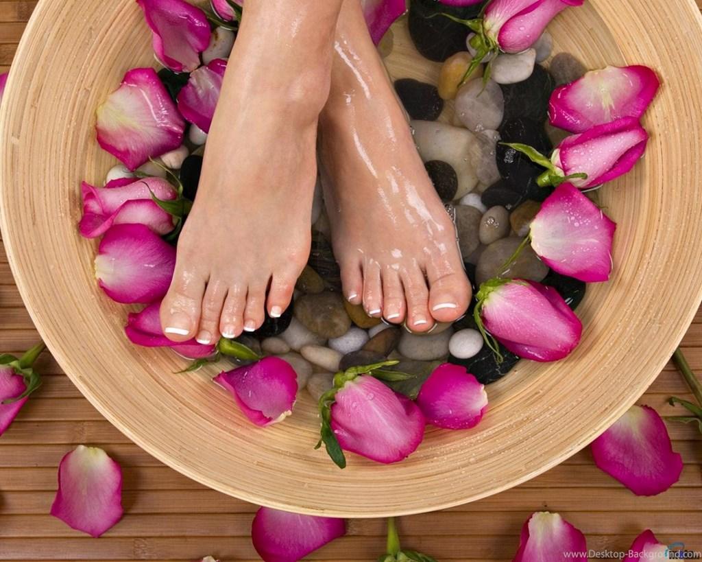 Download Wallpaper Rose Petals And Women's Feet 1280 X 1024