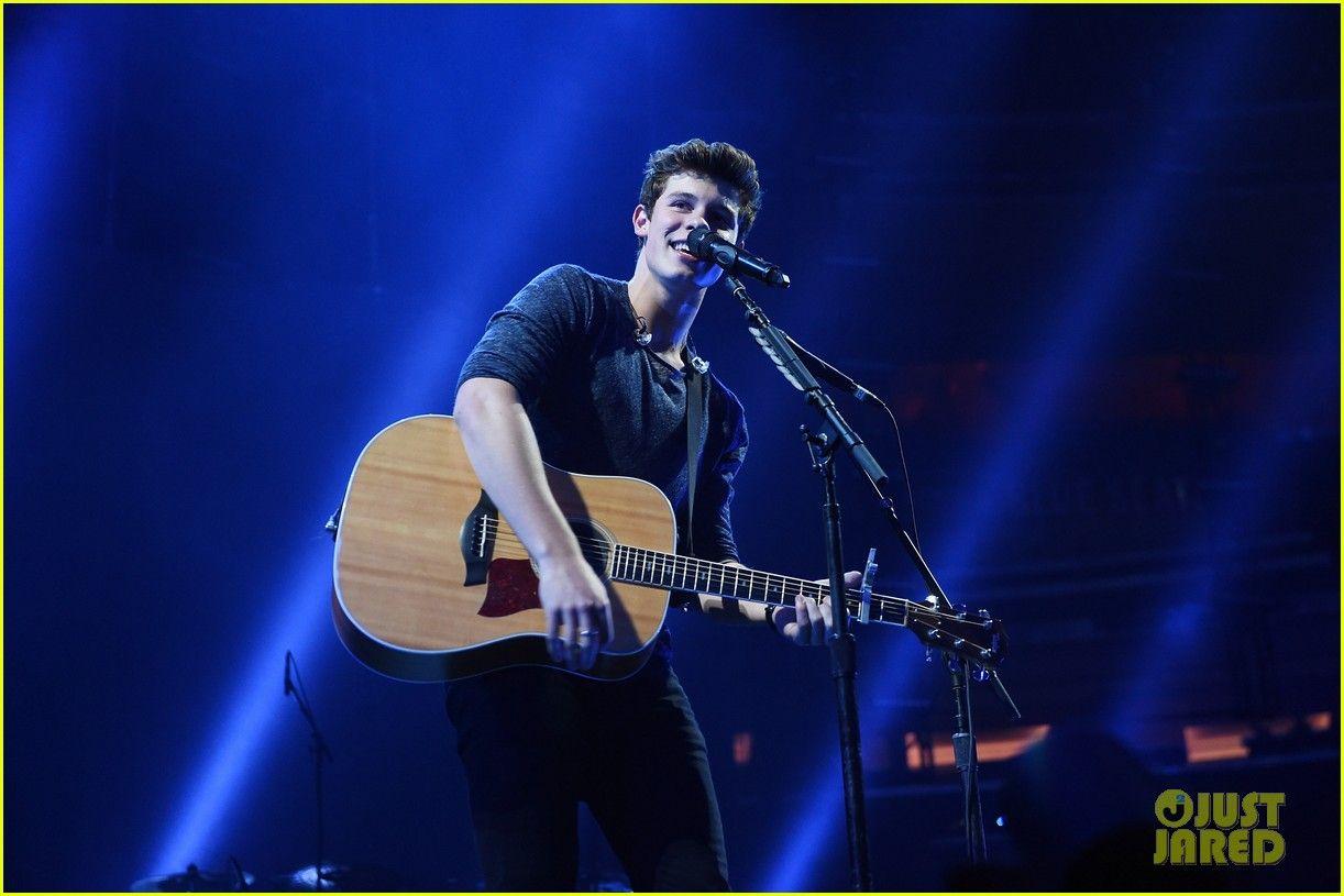Shawn Mendes Gives Fans 'Illuminate' World Tour Preview in NYC Set