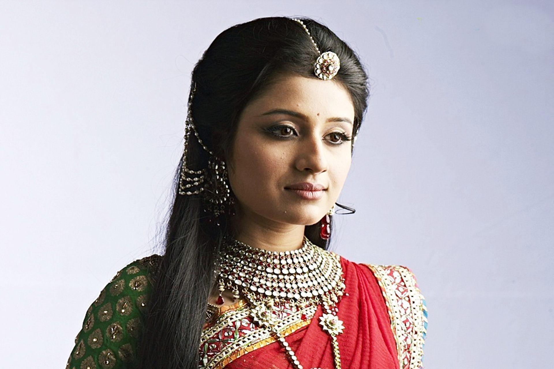 Beautiful Television Actress Paridhi Sharma in Saree HD Wallpaper