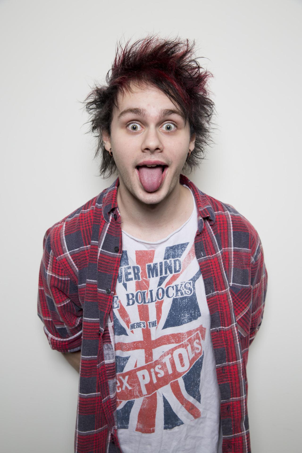 michael clifford iphone wallpaper