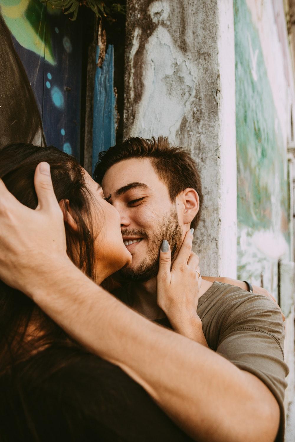 Couple Kissing Picture [HD]. Download Free Image