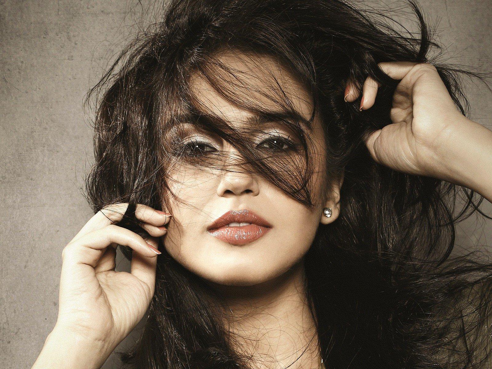 Huma Qureshi Indian Actress 1600x1200 Resolution HD 4k