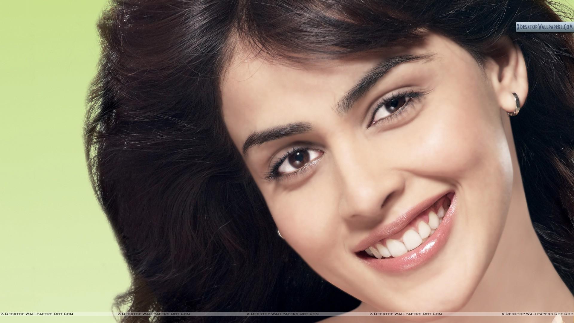 Genelia D'Souza Smiling Cute Face Closeup Wallpaper