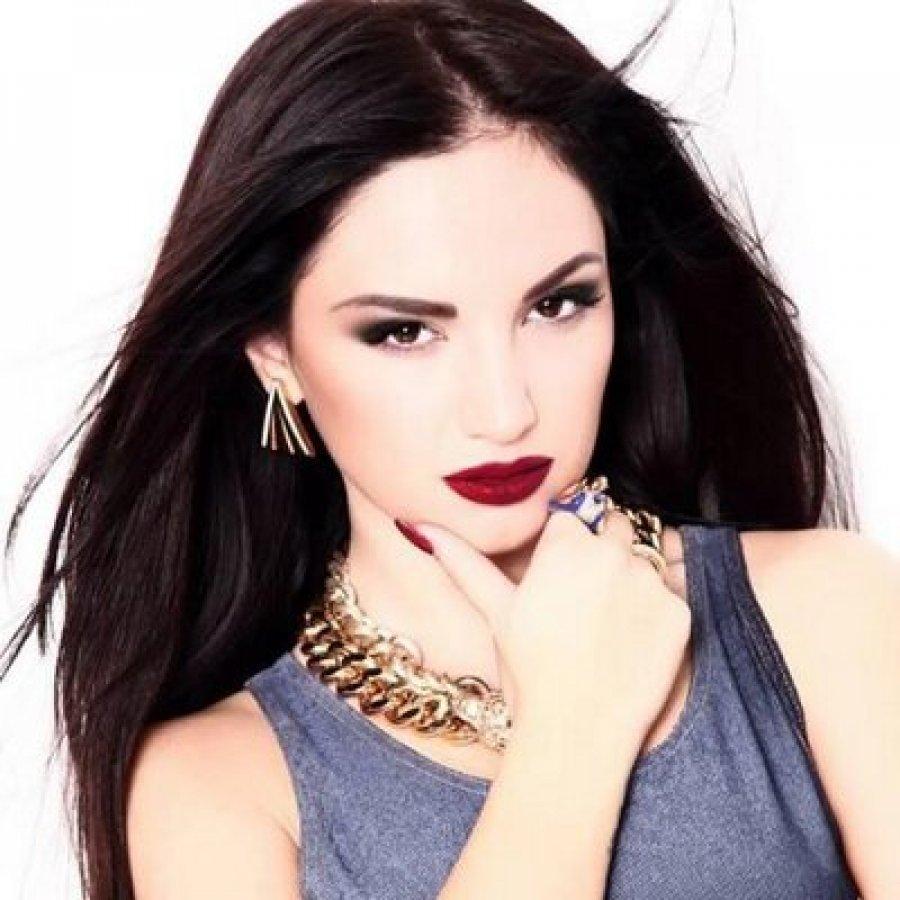 Samanta Karavella pozon mbi makinë. Lajmi i fundit