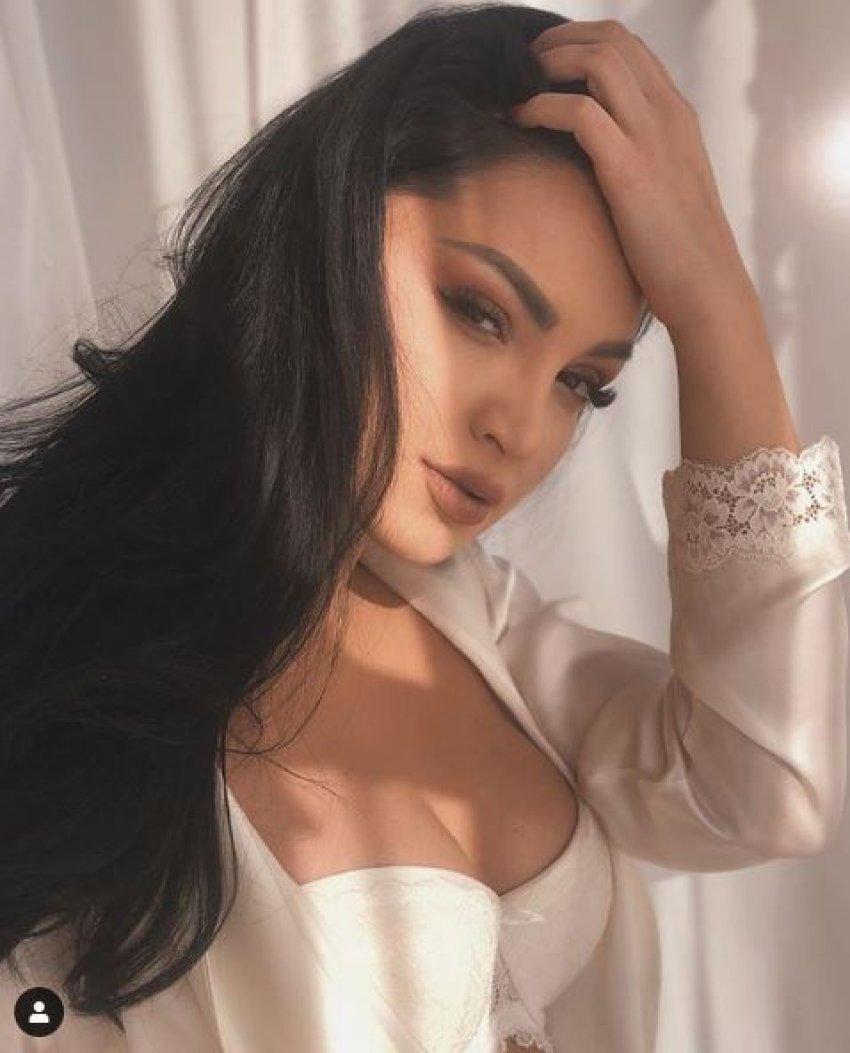 Samanta me pozë seksi në të brendshme, ekspozon gjoksin