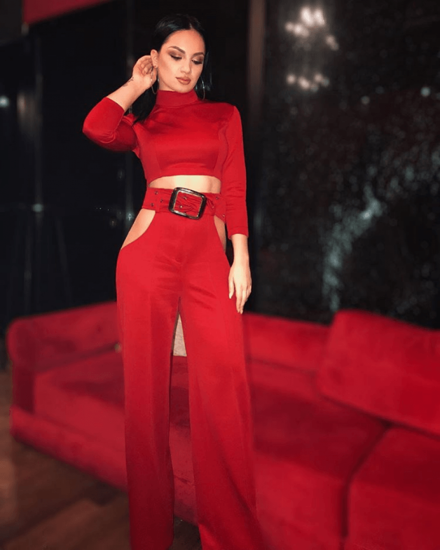 Foto/ Samanta Karavella shkon në koncert por harron të vesh të