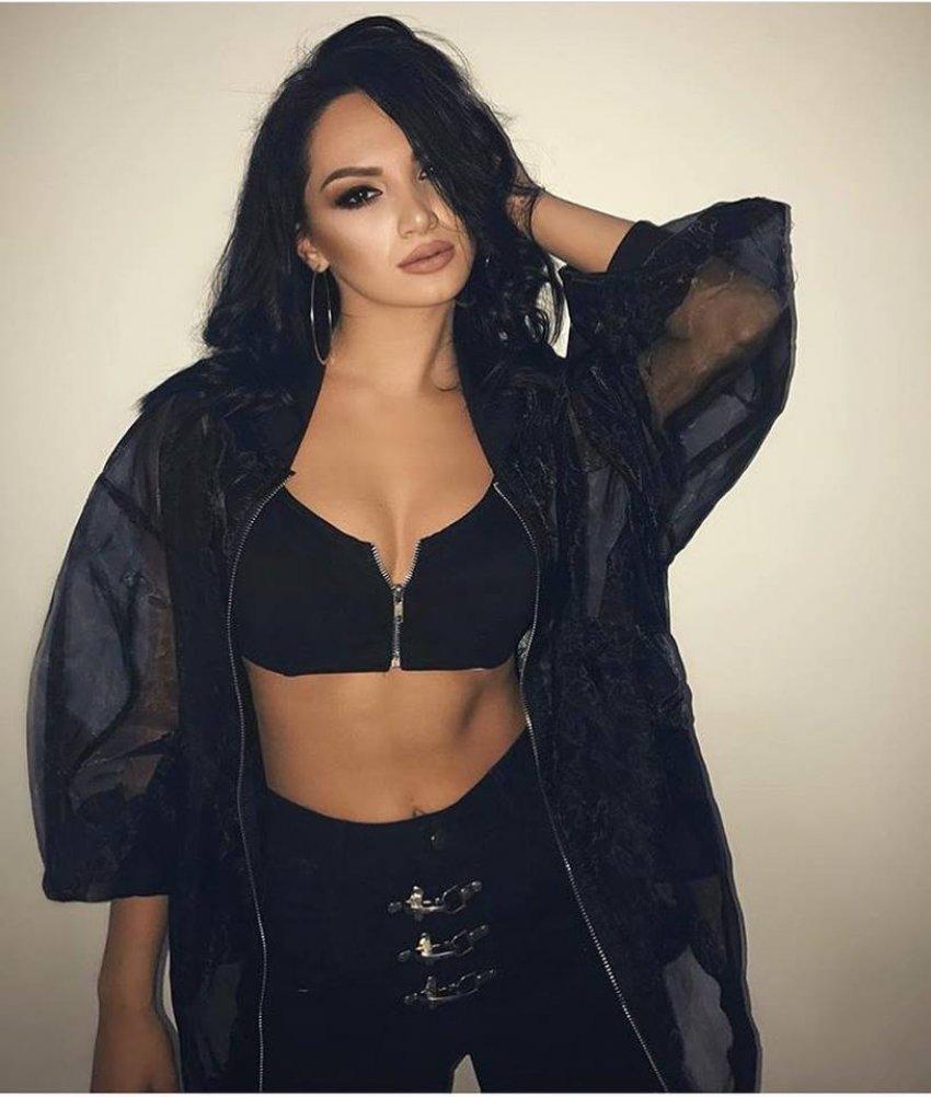 Samanta Karavella tregon gjoksin