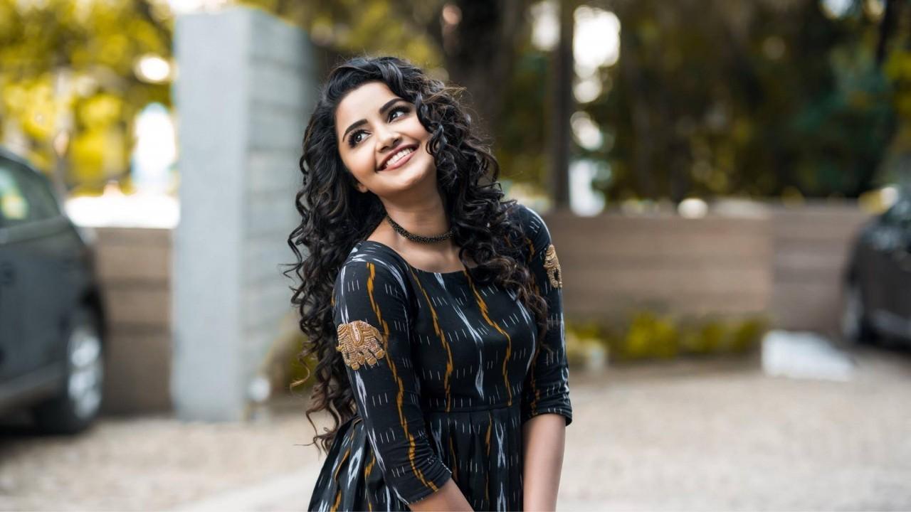 Download 1280x720 Anupama Parameswaran, Actress, Smiling Wallpaper