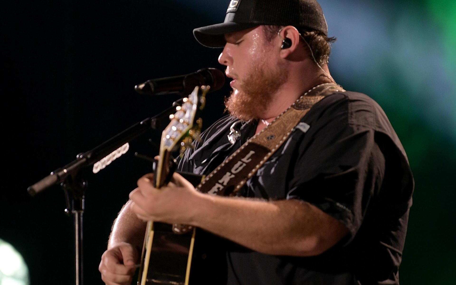 Luke Combs in Duluth (AMSOIL Arena)