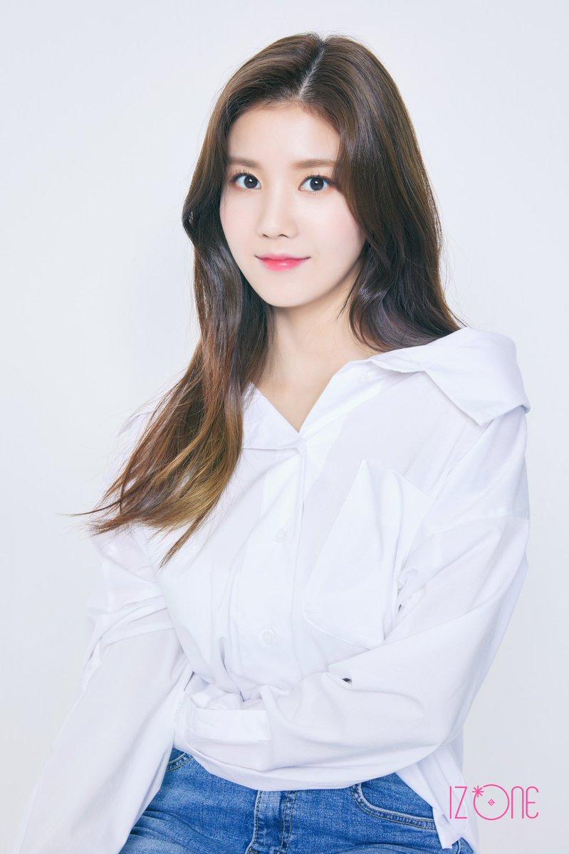 Update: IZ*ONE Looks Stunning In New Profile Photo