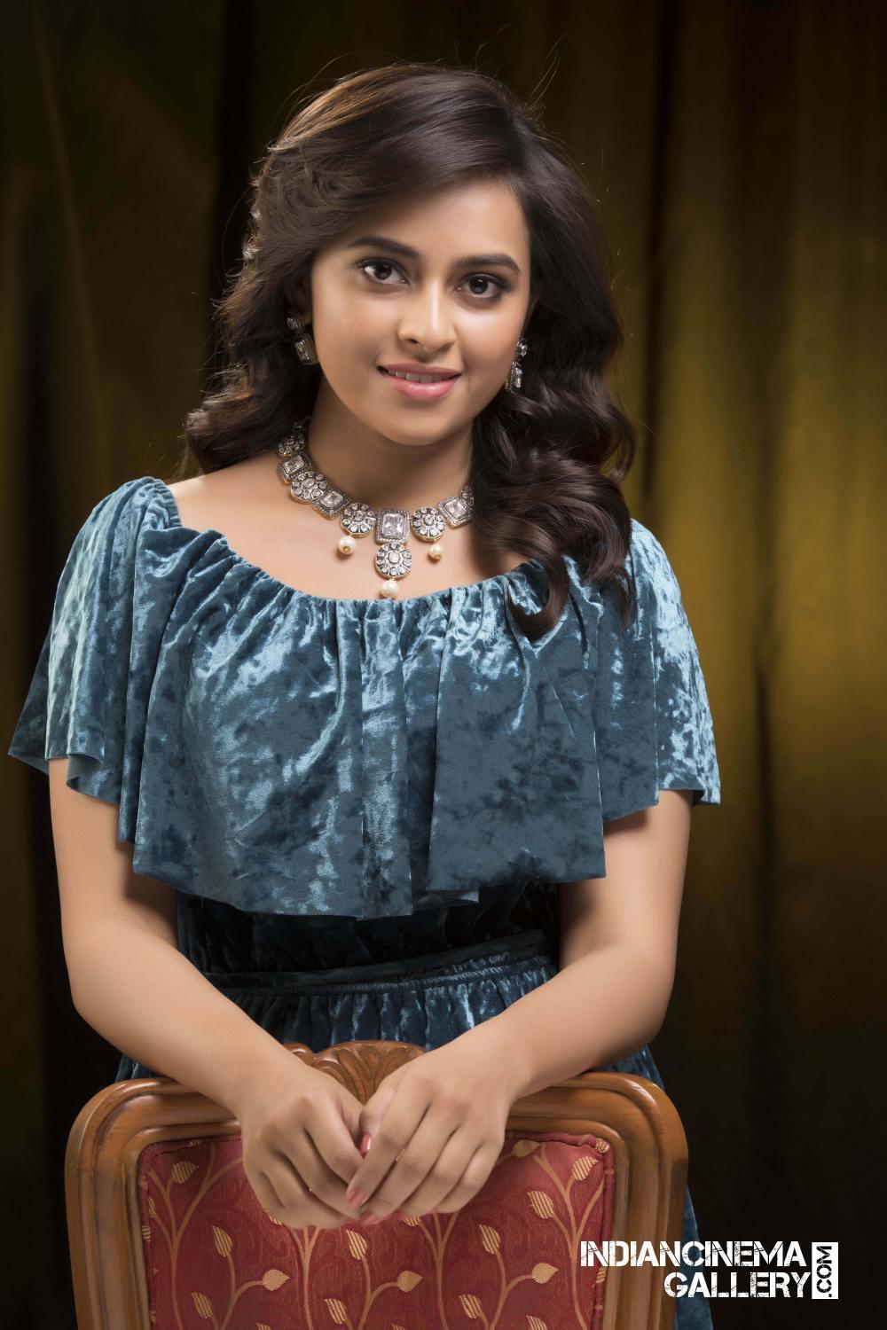 Sridivya Actress Photo Stills Gallery