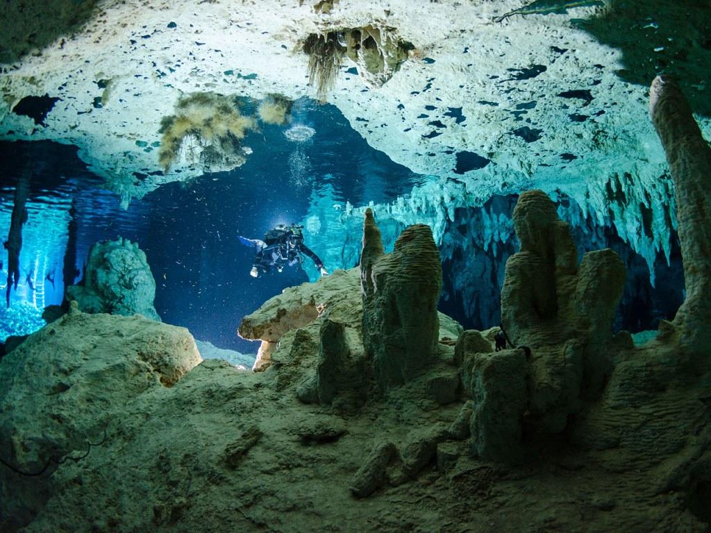 Amazing Underwater Caves Where You Can Swim and Scuba Diveé