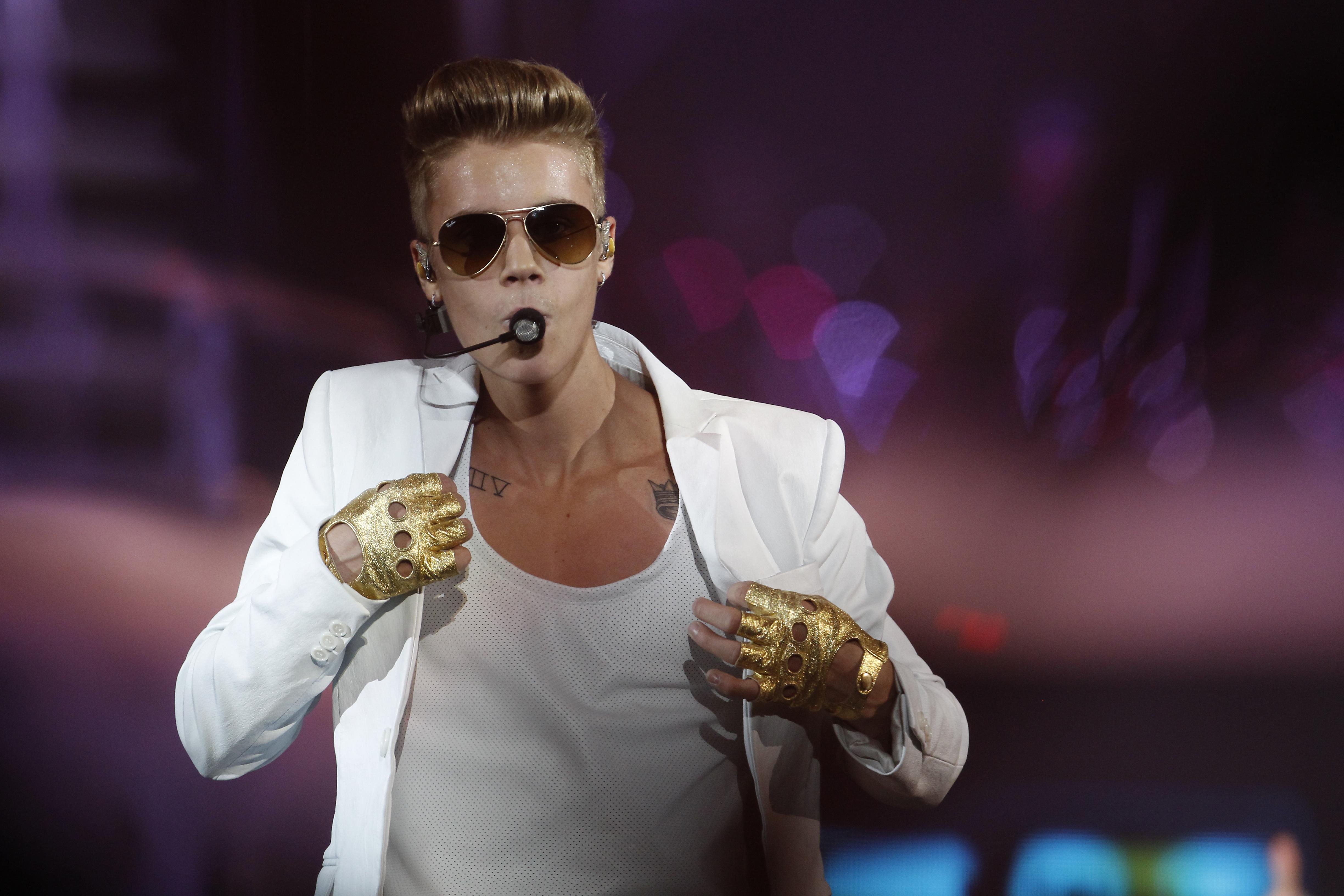 Justin Bieber on Stage -4k Wallpaper. Free 4K Wallpaper