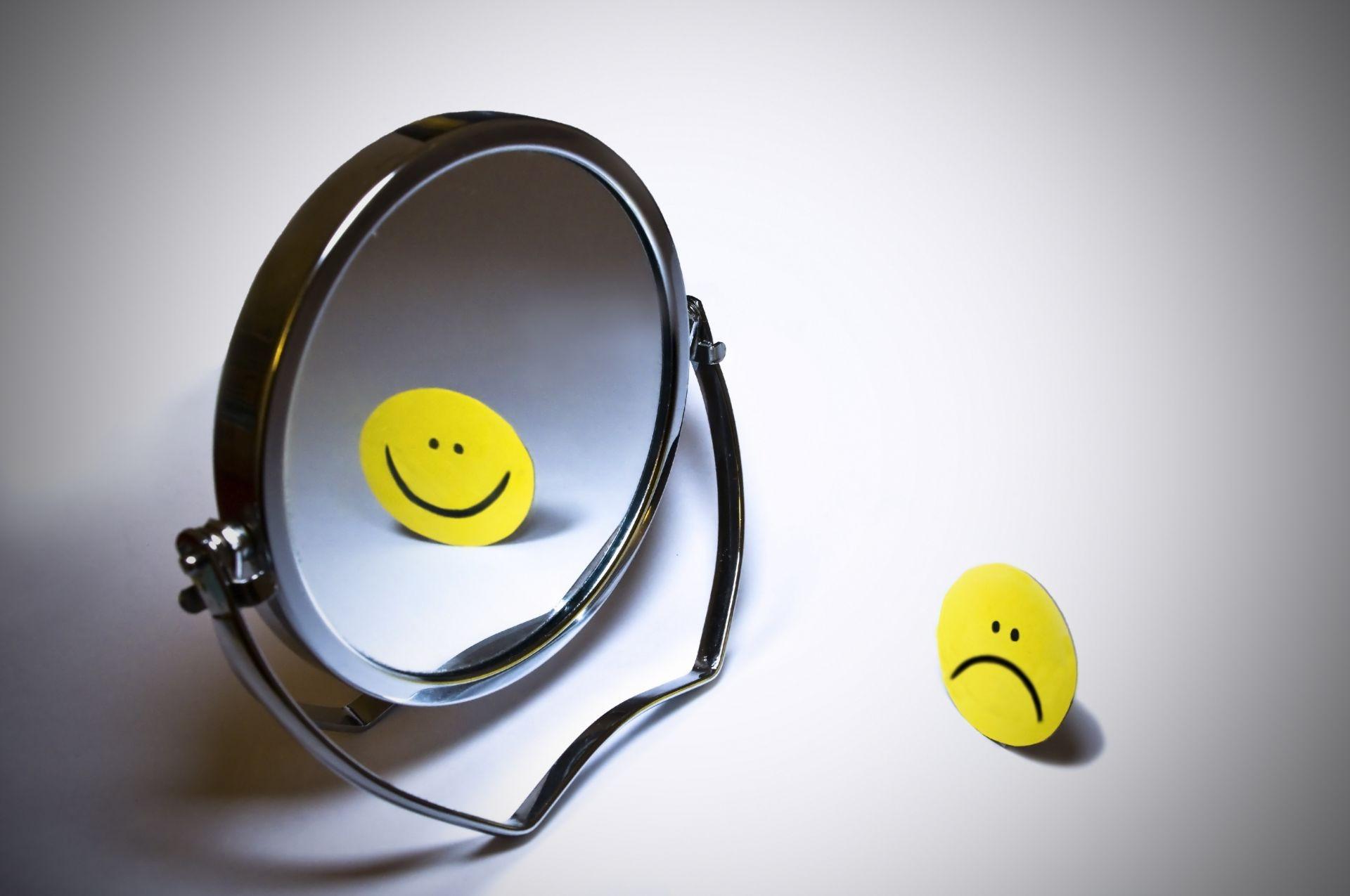Emoticon smile the mirror. Android wallpaper for free